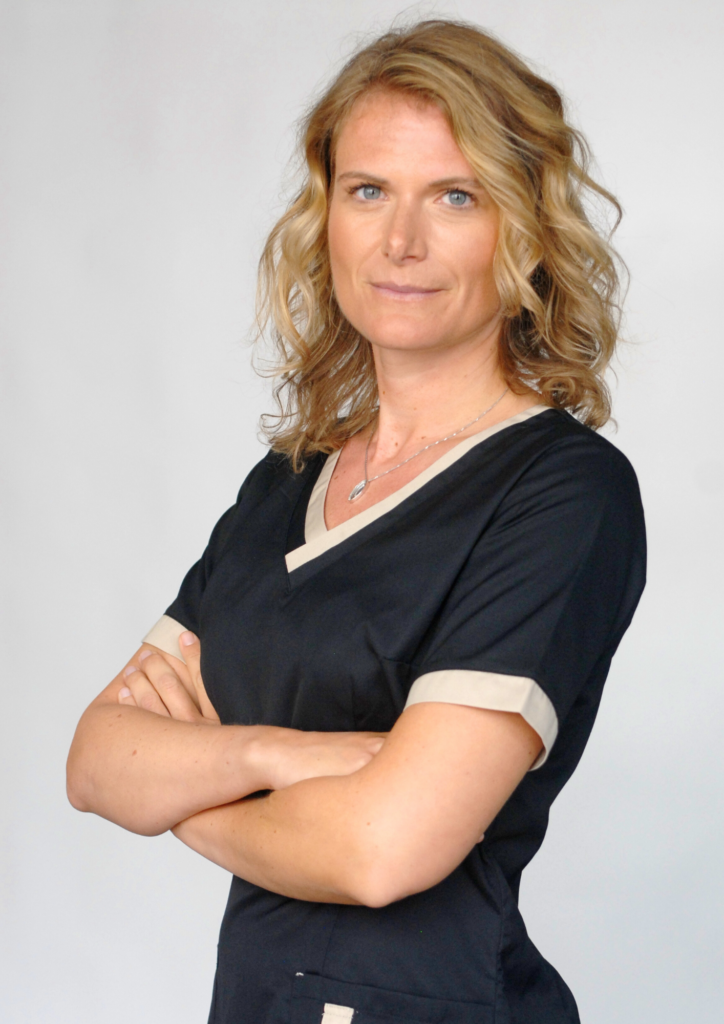 femme debout bras croisés