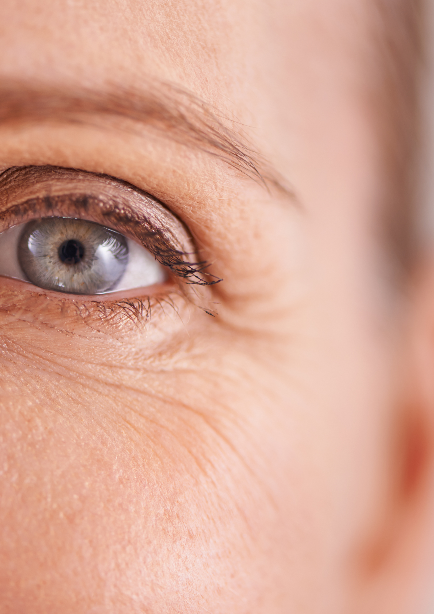 yeux de femmes avec des rides