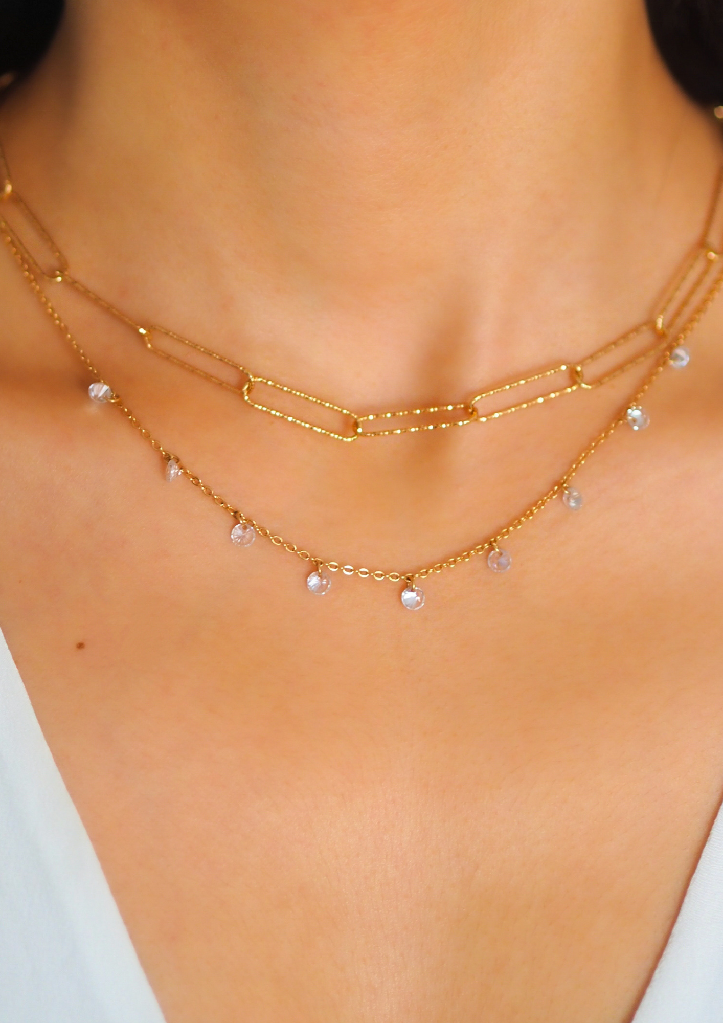 cou d'une femme portant deux colliers