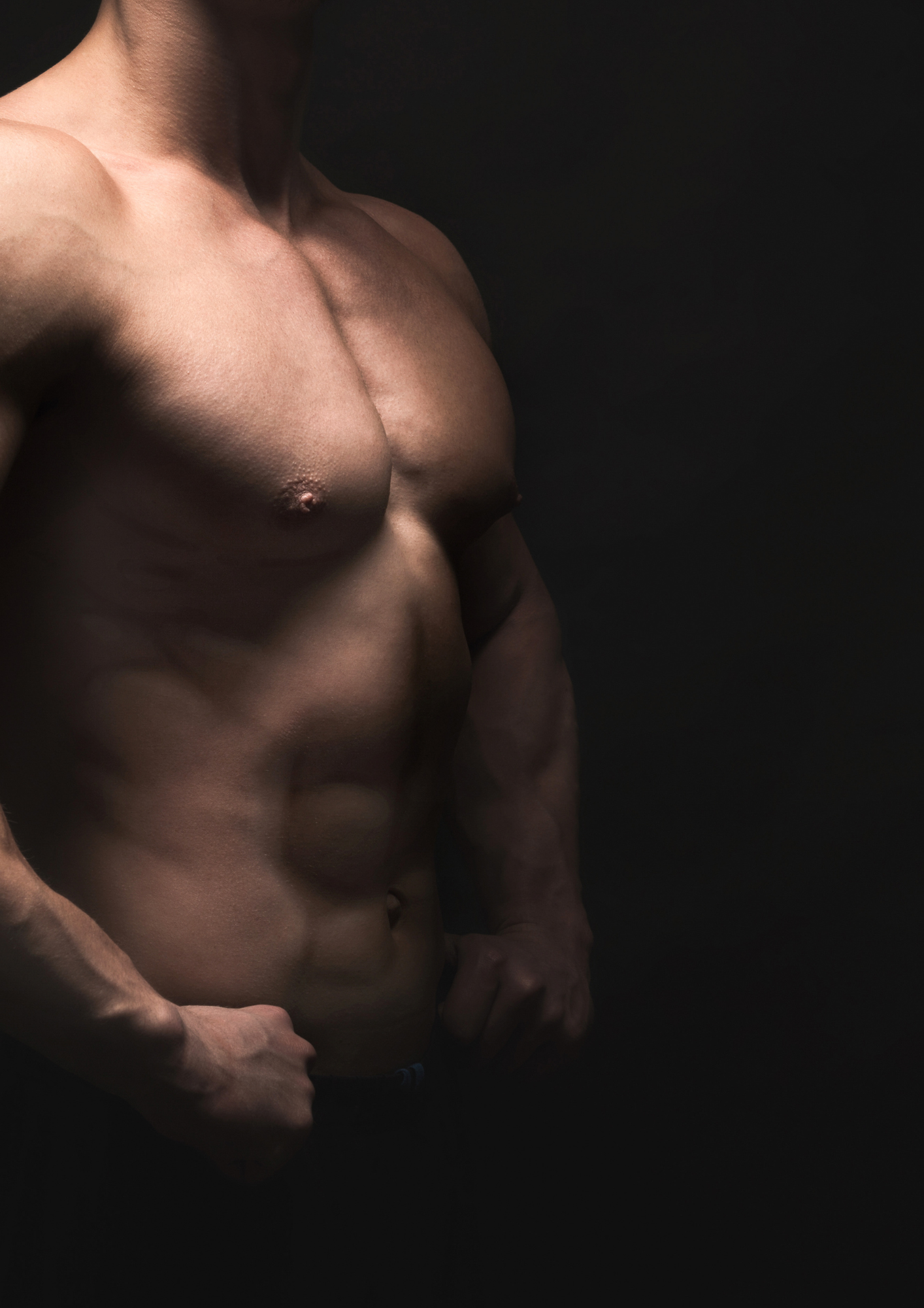 corps d'homme musclé sur fond noir