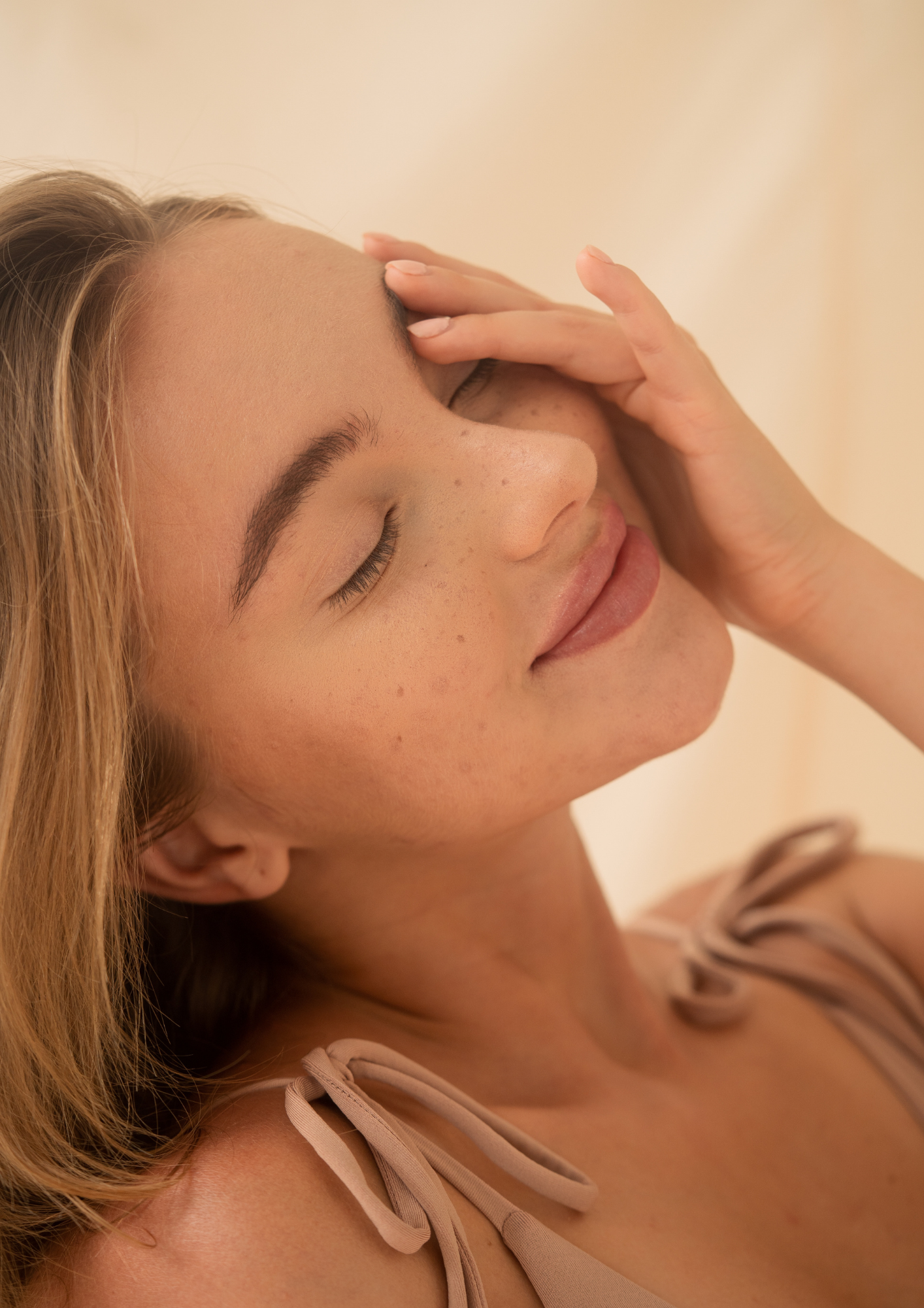 femme qui sourit sur fond neutre