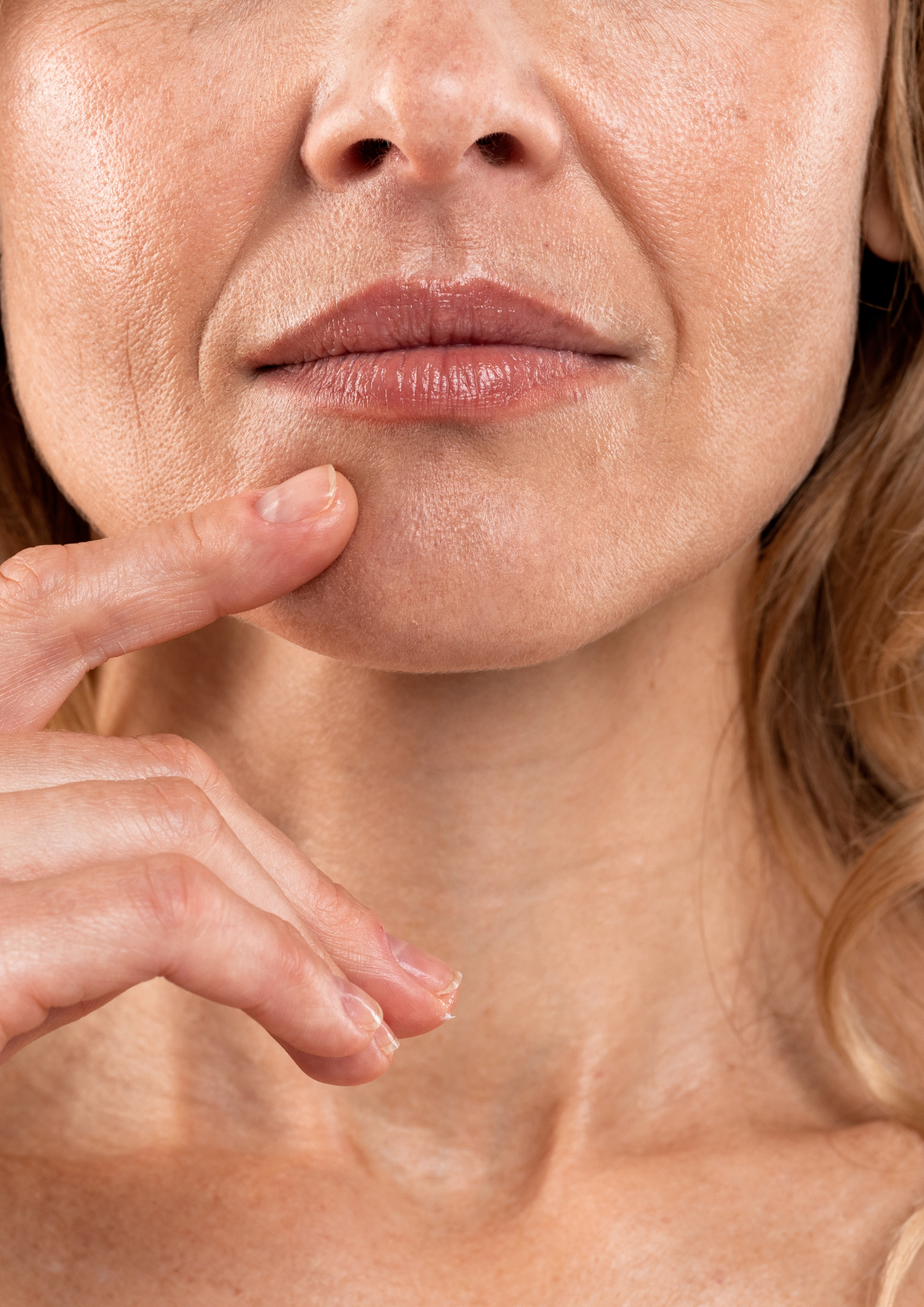menton de femme sur fond neutre