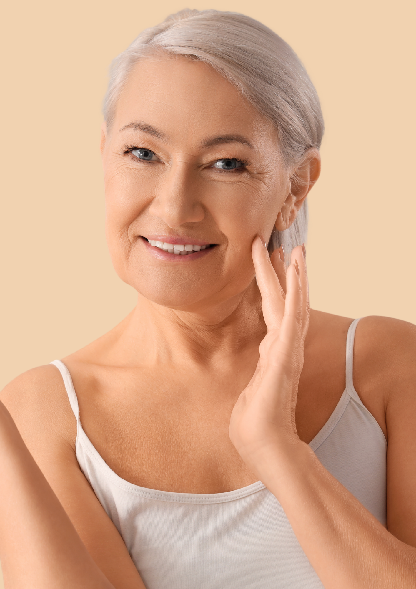 femme souriante sur fond neutre